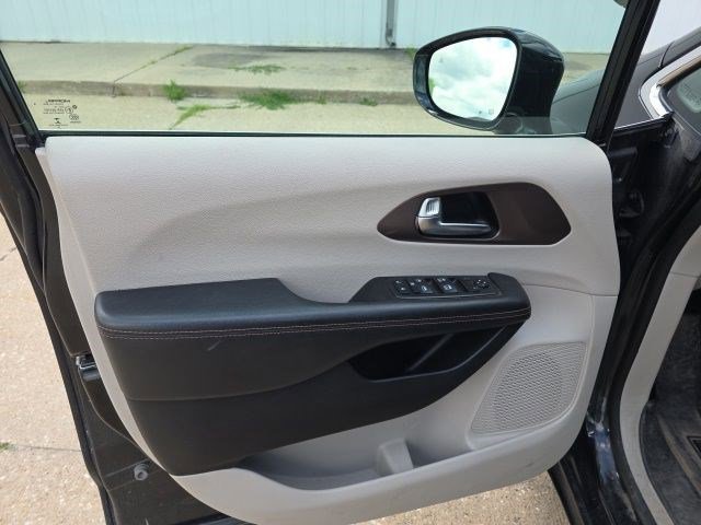 Used 2019 Brilliant Black Crystal Pearlcoat Chrysler Touring Plus image 19