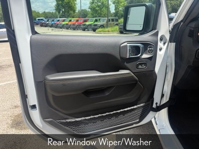 New 2026 Bright White Clear-Coat Exterior Paint Jeep Sahara image 14