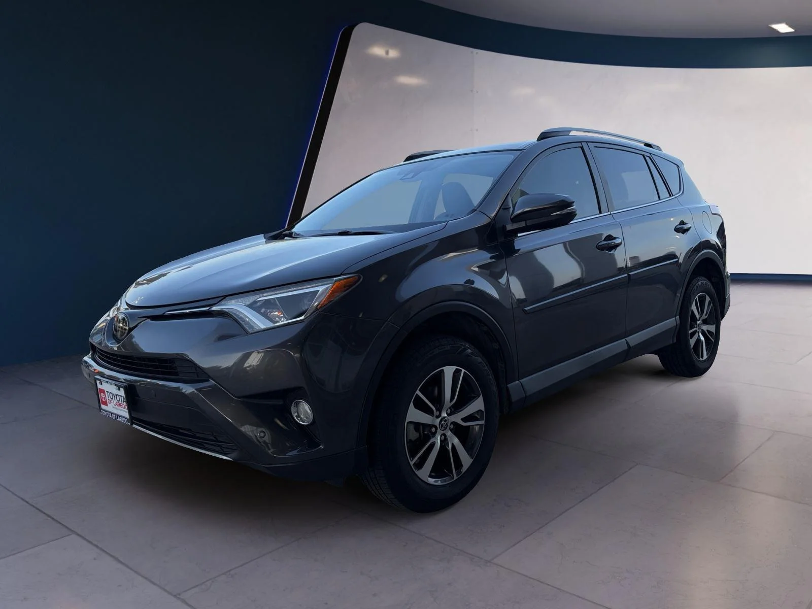 Used 2018 Magnetic Gray Metallic Toyota XLE image 1