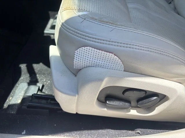 Used 2011 Red Lincoln Base image 24