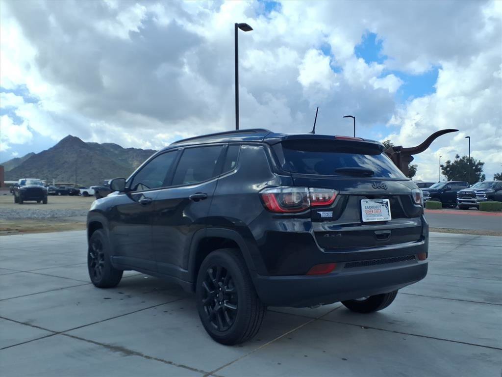 New 2026 Diamond Black Crystal Pearl-Coat Exterior Paint Jeep Latitude Altitude image 4