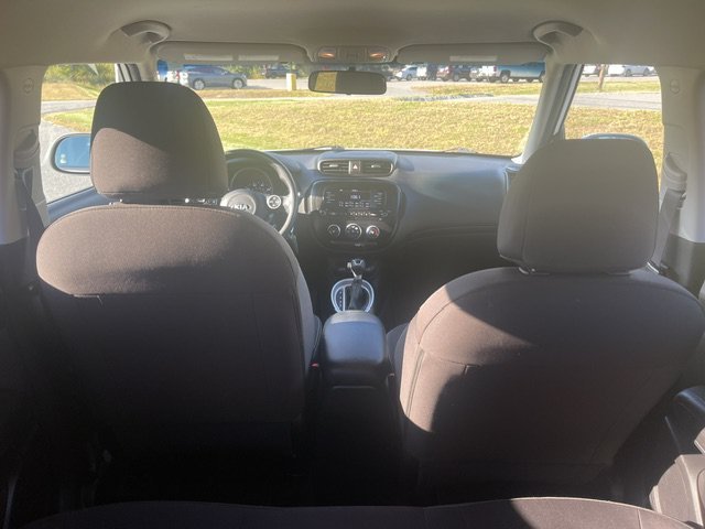 Used 2018 Clear White Kia Base image 9