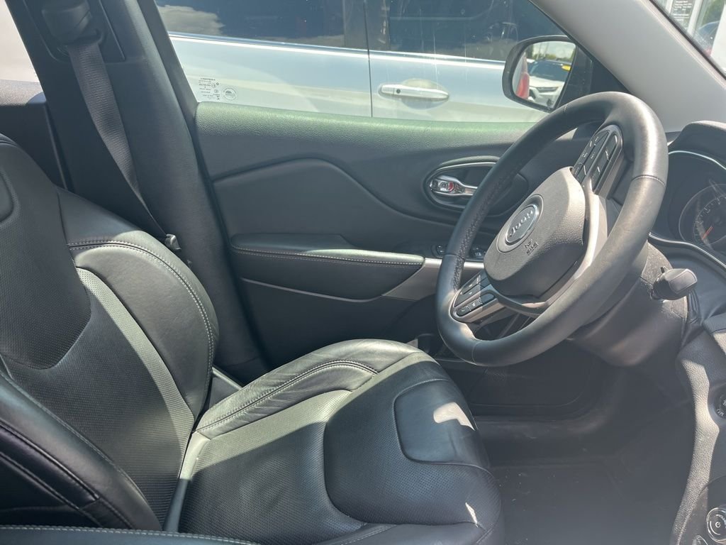 Used 2021 Bright White Clearcoat Jeep Latitude Lux image 4