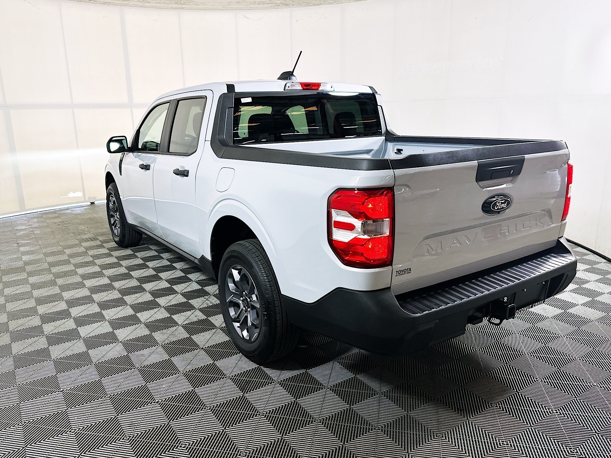 Used 2025 White Metallic Ford XLT image 5