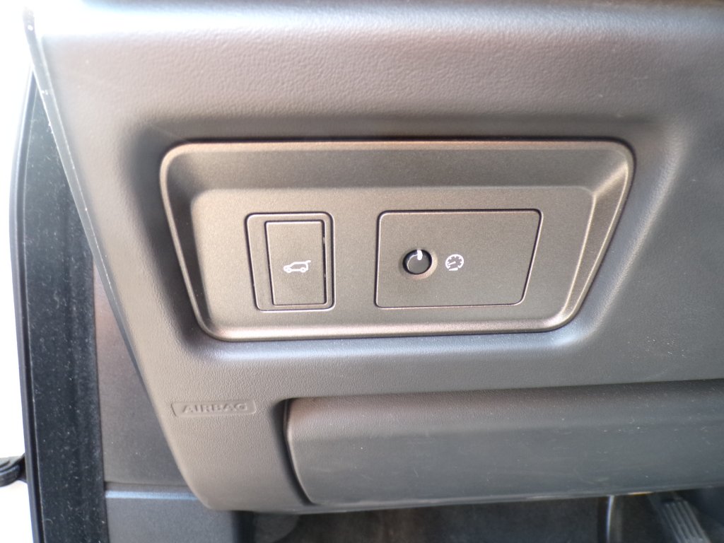 Used 2018 Fuji White Land Rover SE image 29