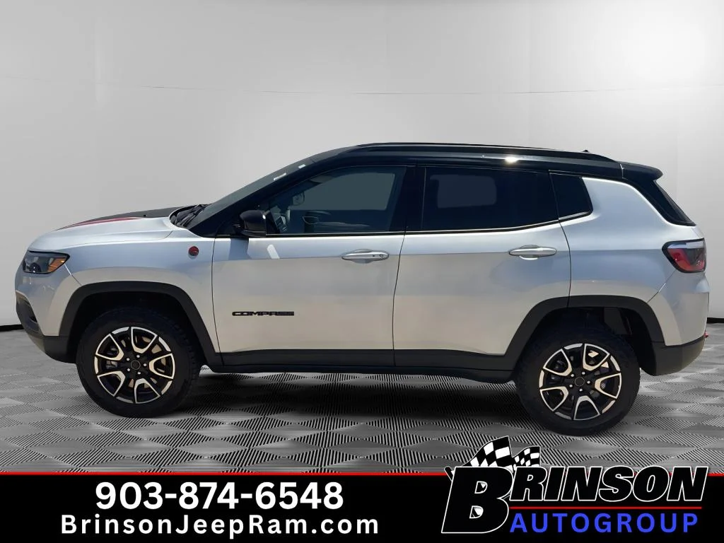 Used 2025 Silver Zynith Metallic Clearcoat Jeep Trailhawk image 4