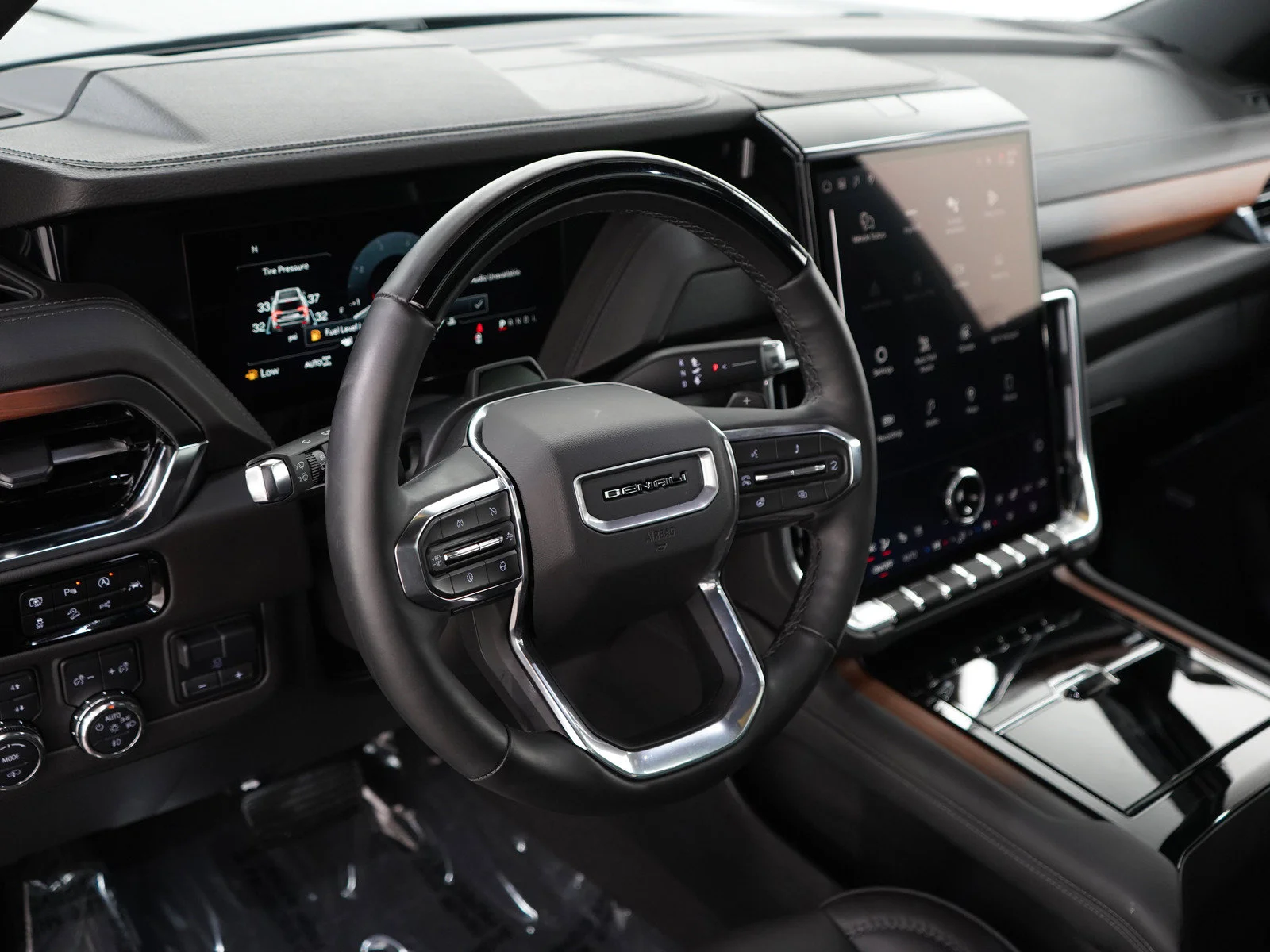 Used 2025  GMC Denali image 23