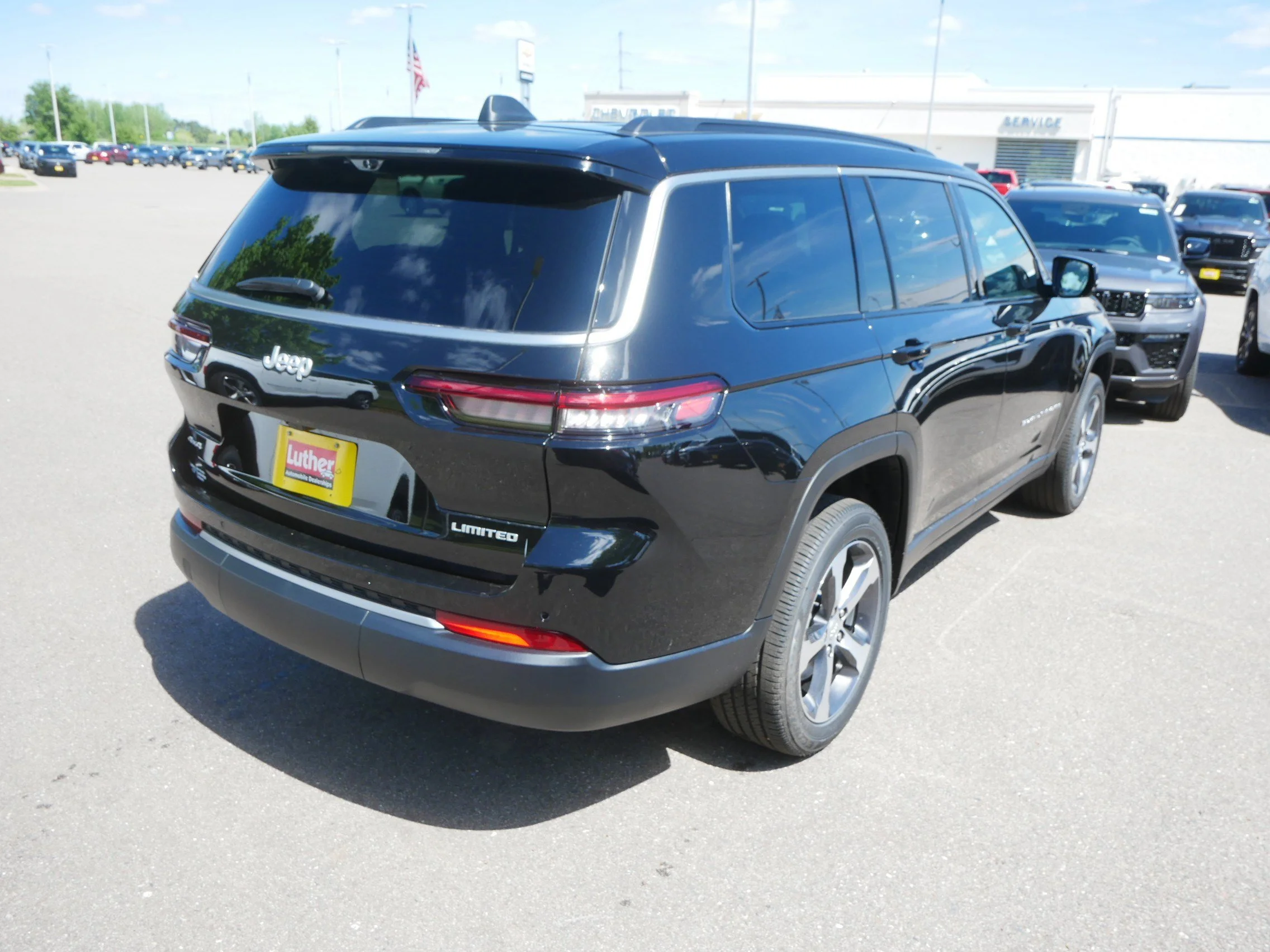 New 2026 Diamond Black Crystal Pearl-Coat Exterior Paint Jeep Limited image 3