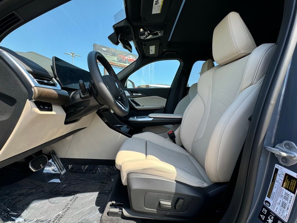 Used 2025  BMW xDrive28i image 25