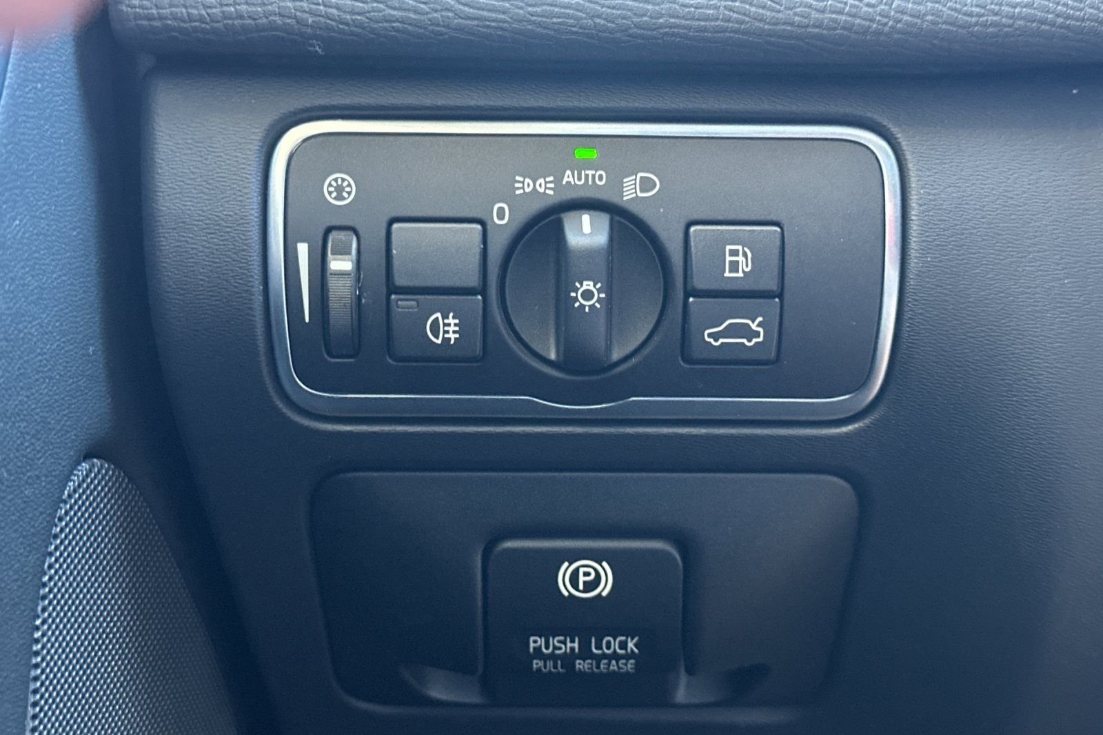Used 2014  Volvo  image 29