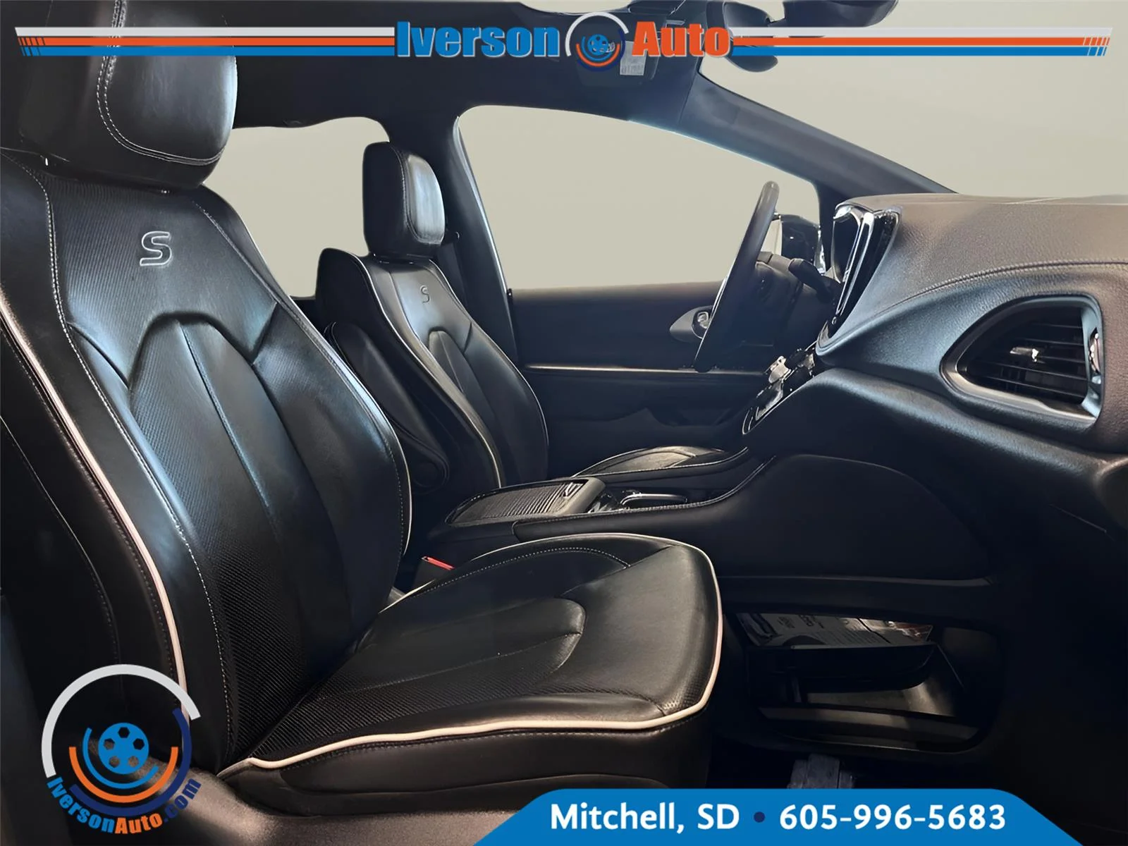 Used 2025 Ceramic Gray Clearcoat Chrysler Limited image 34