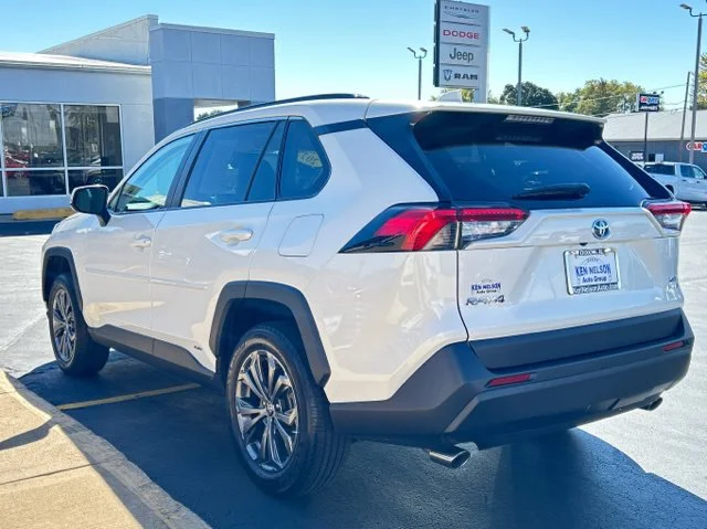 Used 2022 White Toyota XLE Premium image 7
