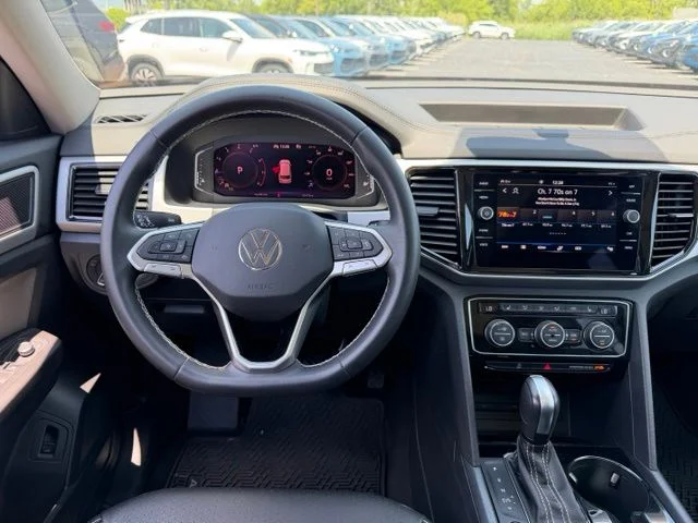 Used 2023  Volkswagen 3.6L V6 SE w/Technology image 16