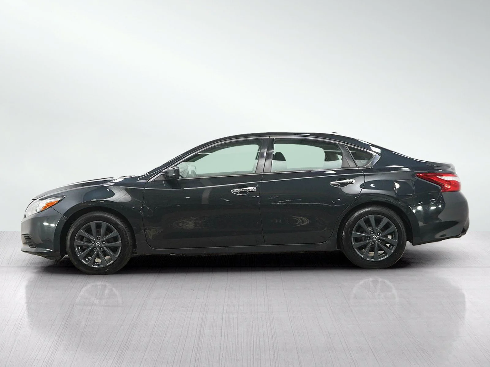 Used 2017 Nissan Altima SV with VIN 1N4AL3AP3HC244315 for sale in Wayzata, Minnesota