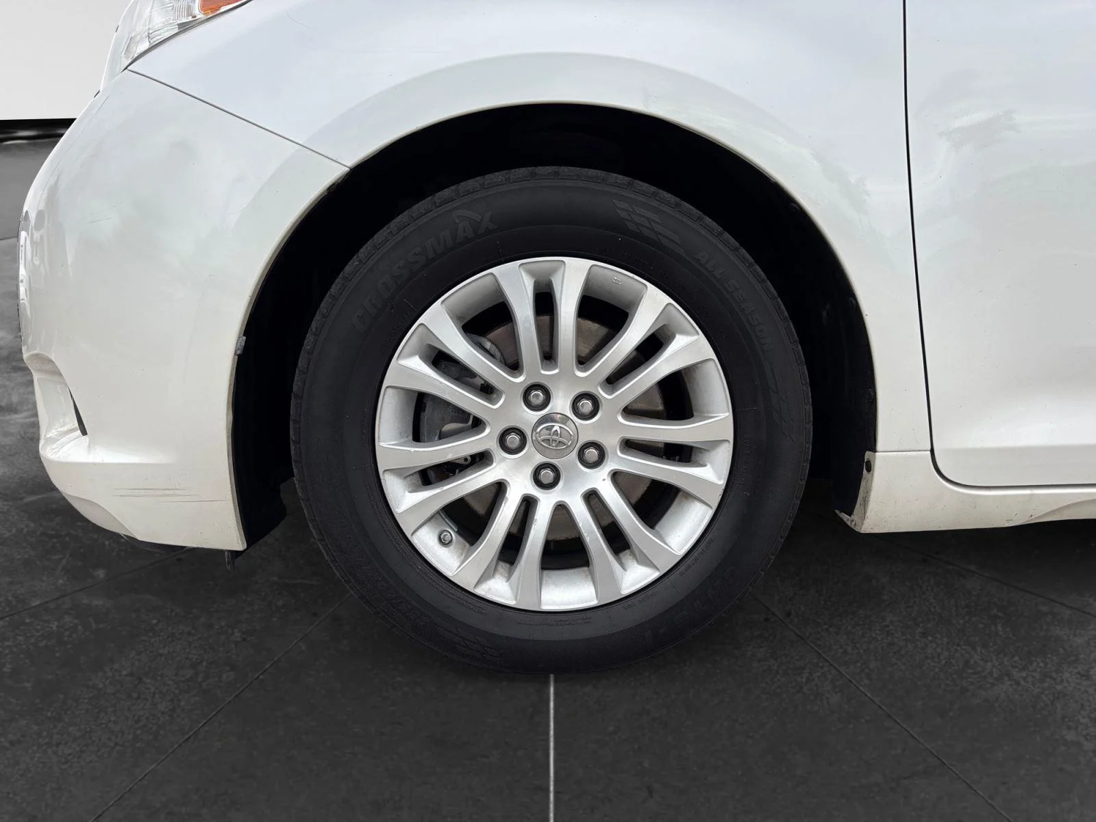Used 2016 Blizzard Pearl Toyota XLE Premium 8-Passenger image 9