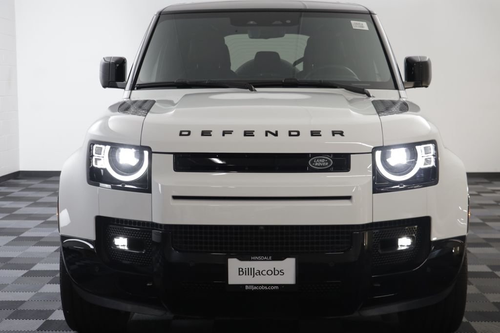 Certified Used 2025 White Land Rover X-Dynamic SE image 23