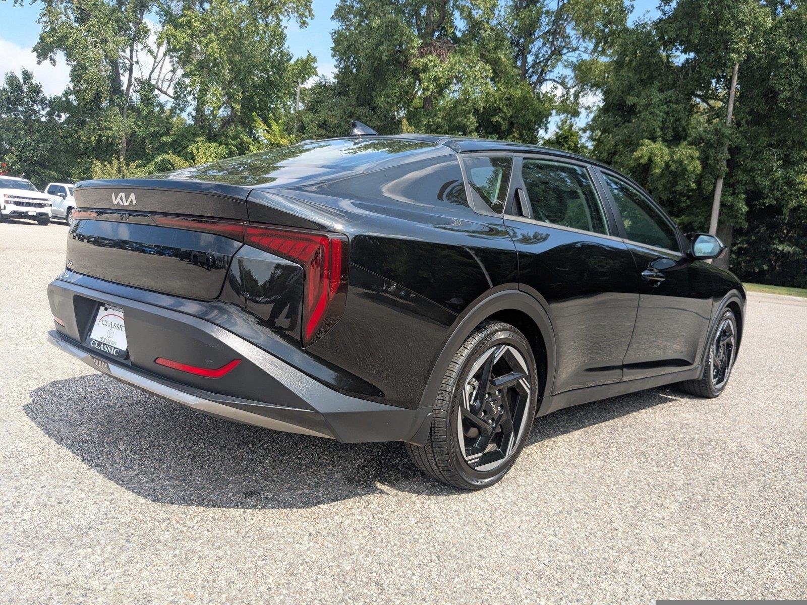Used 2025 Aurora Black Pearl Kia EX image 4