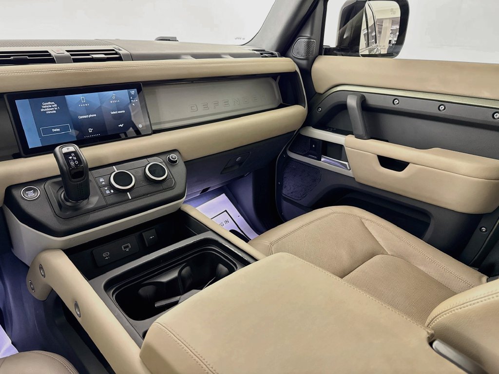 Used 2024 Green Land Rover S image 24