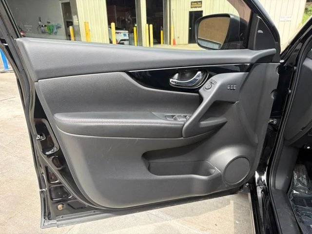 Used 2022 Black Nissan SL image 18