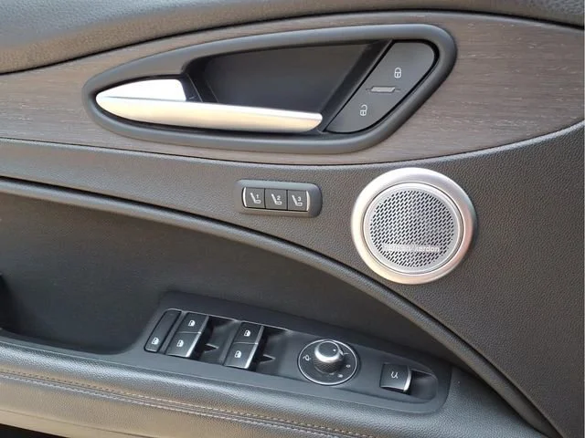 Used 2019  Alfa Romeo Ti image 19