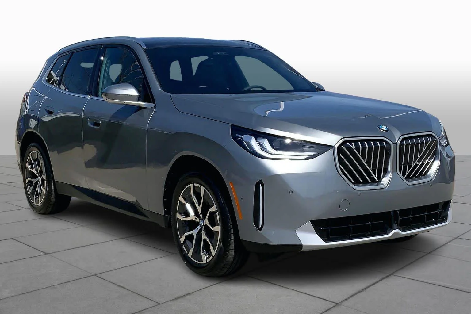 New 2026 Skyscraper Grey Metallic BMW 30 xDrive image 2