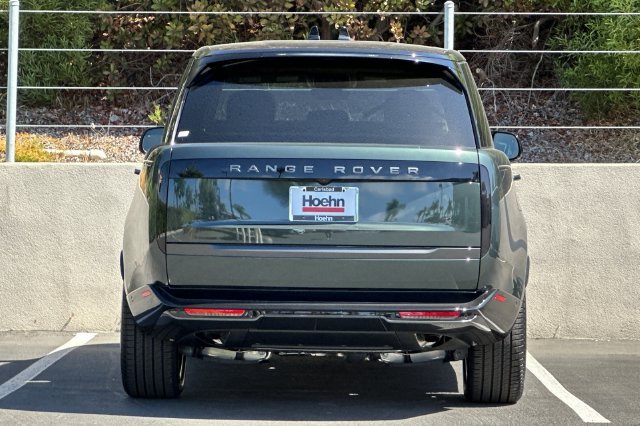 New 2027 Belgravia Green Land Rover SE image 4