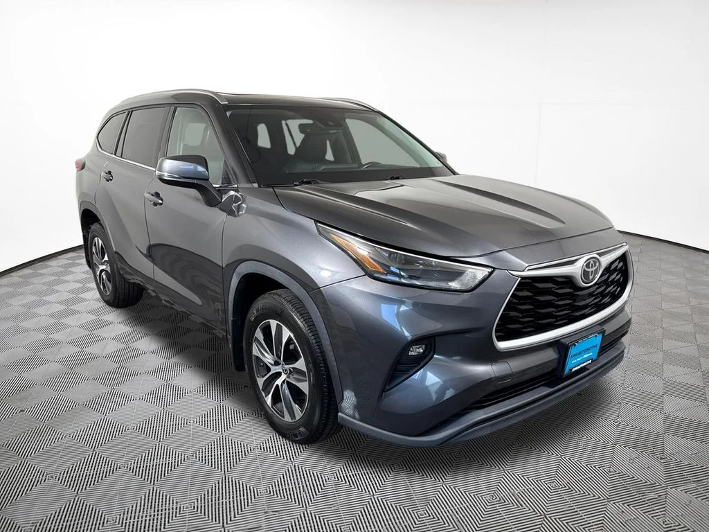 Used 2021 Magnetic Gray Metallic Toyota XLE image 4