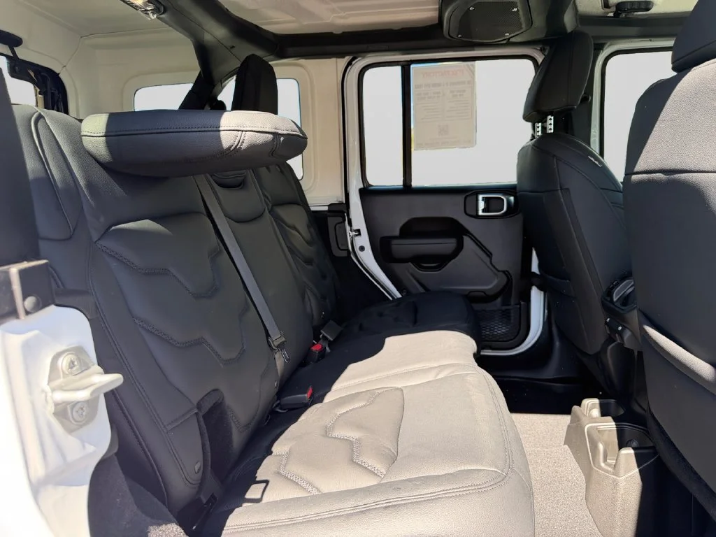 New 2026 Bright White Clear-Coat Exterior Paint Jeep Black Widow image 18