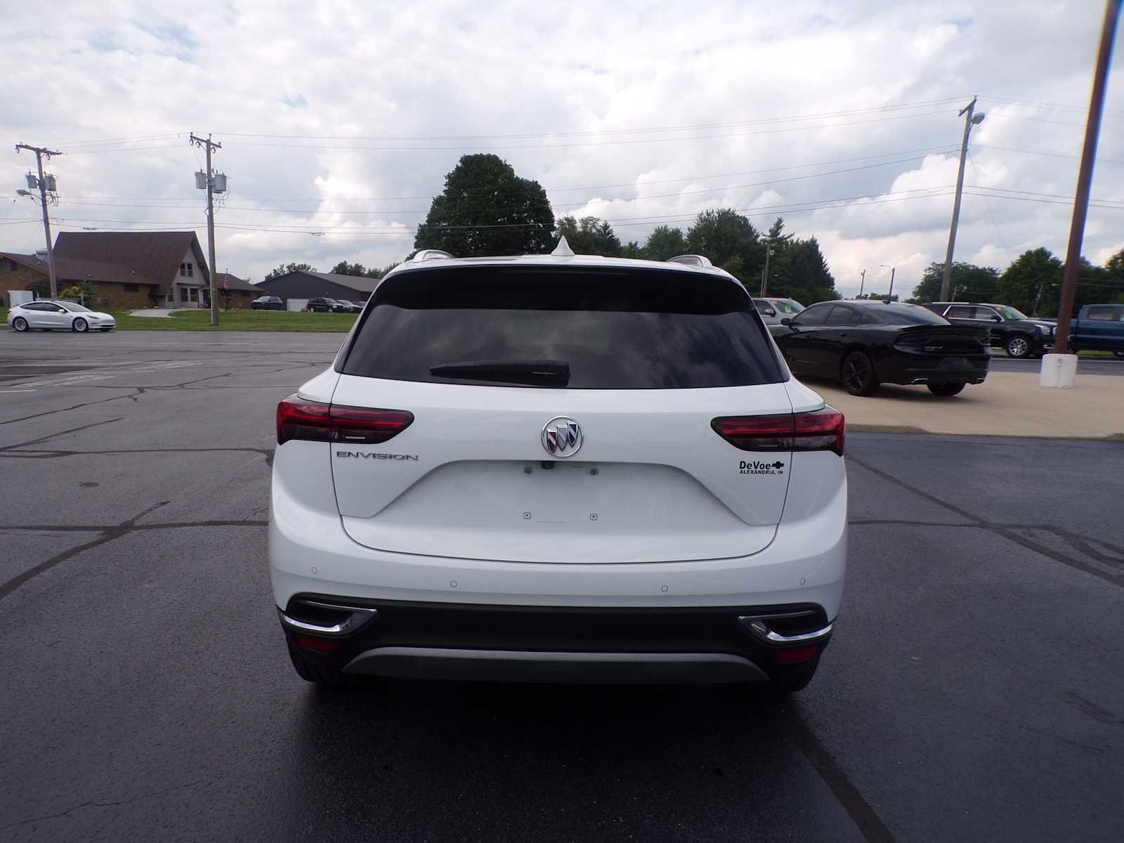 Used 2022 Summit White Buick Preferred image 4