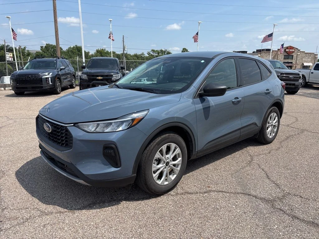 Used 2025 Vapor Blue Metallic Ford Active image 3