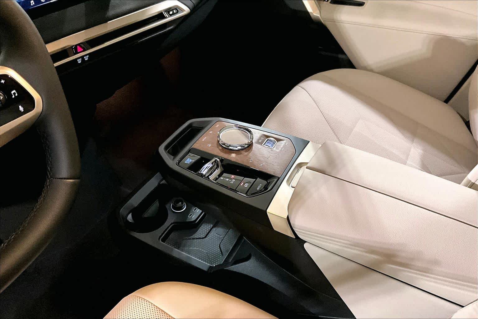 Used 2025  BMW xDrive50 image 16