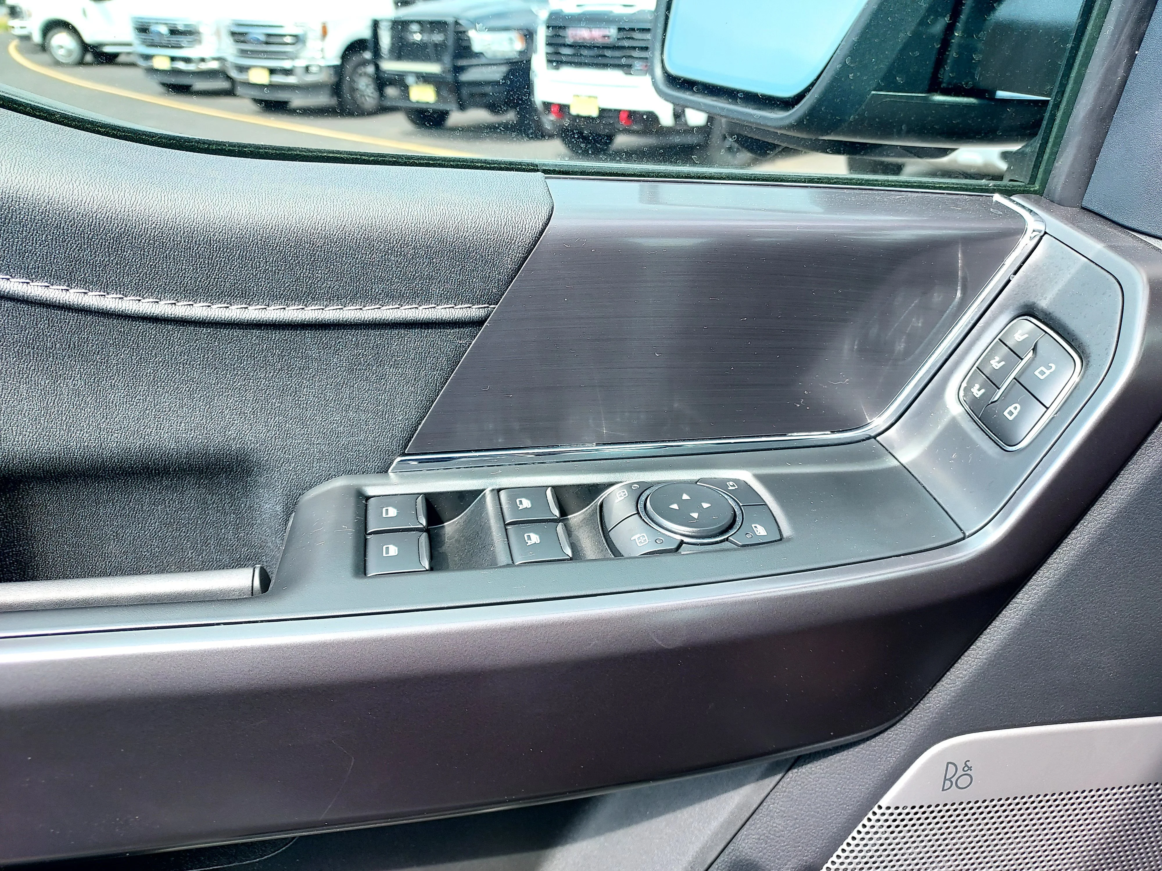 New 2026 Carbonized Gray Metallic Ford LARIAT image 41