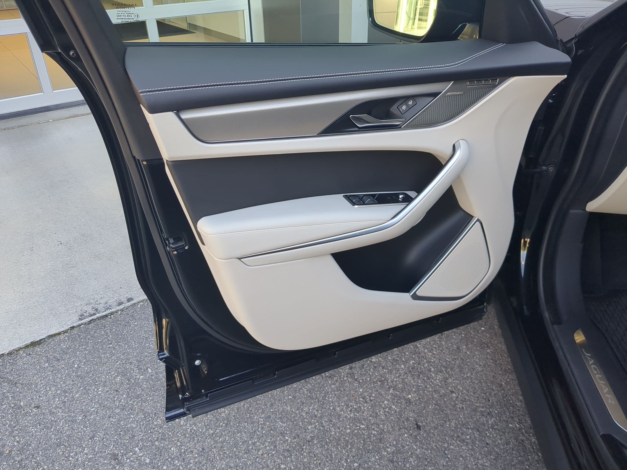 2026 Jaguar F-Pace R-Dynamic S - Photo 11