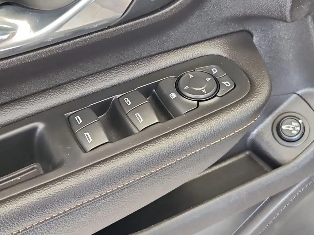 Used 2018 Quicksilver Metallic GMC SLT image 11