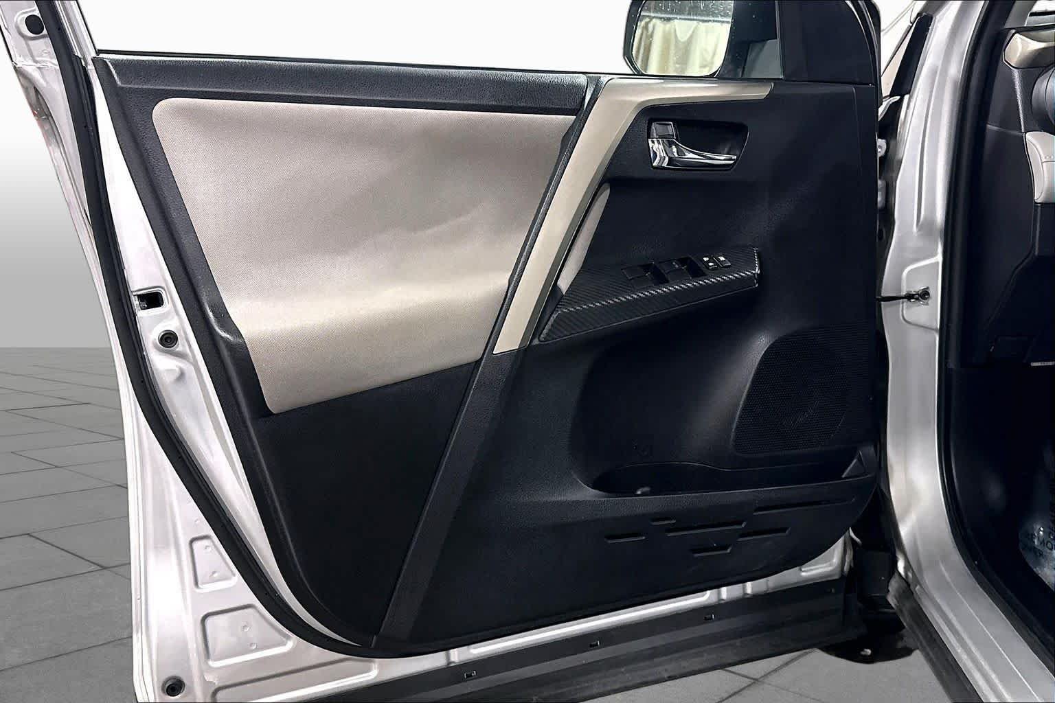 Used 2015 Classic Silver Metallic Toyota XLE image 22