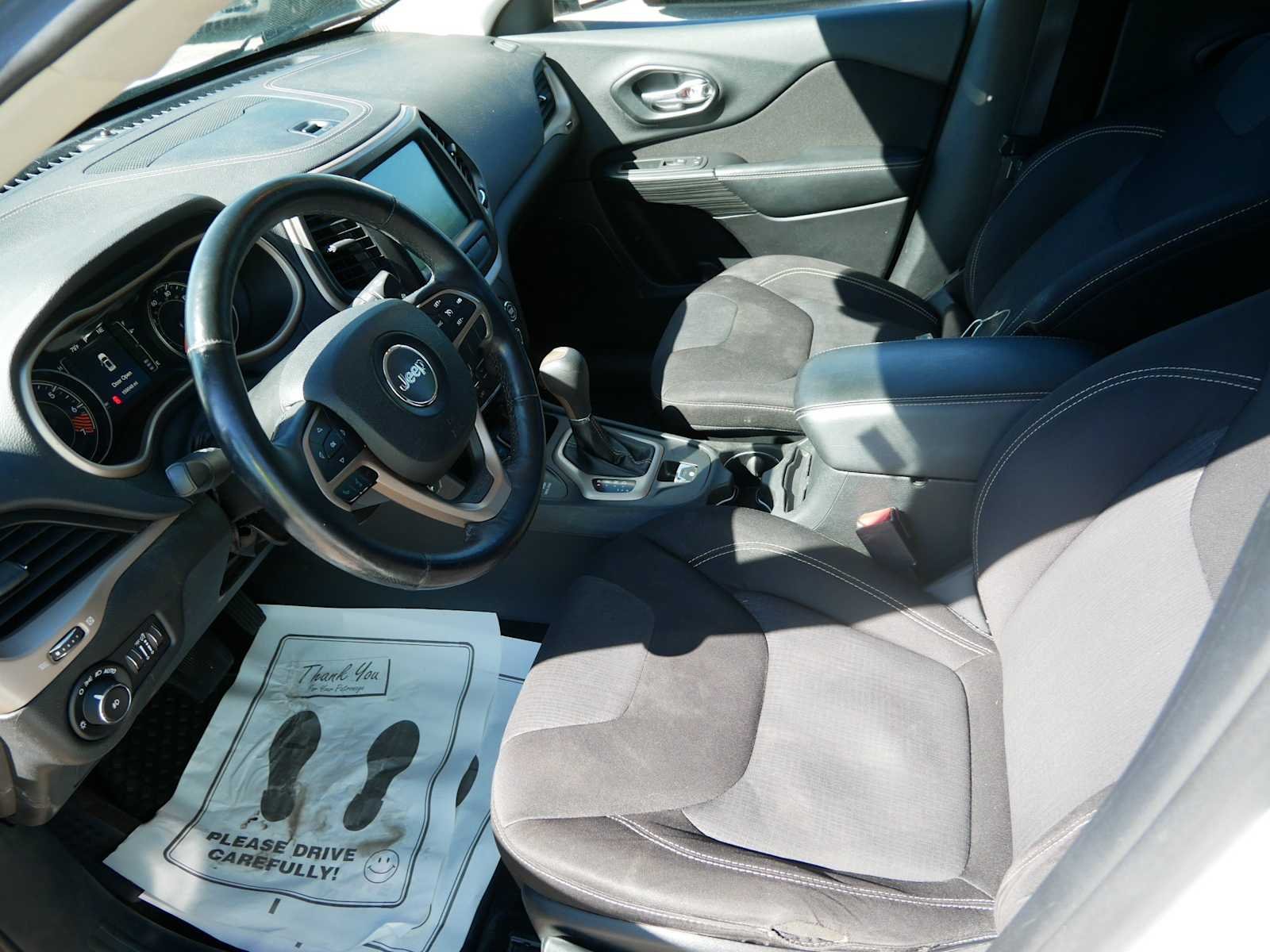 Used 2015 Bright White Clearcoat Jeep Latitude image 7