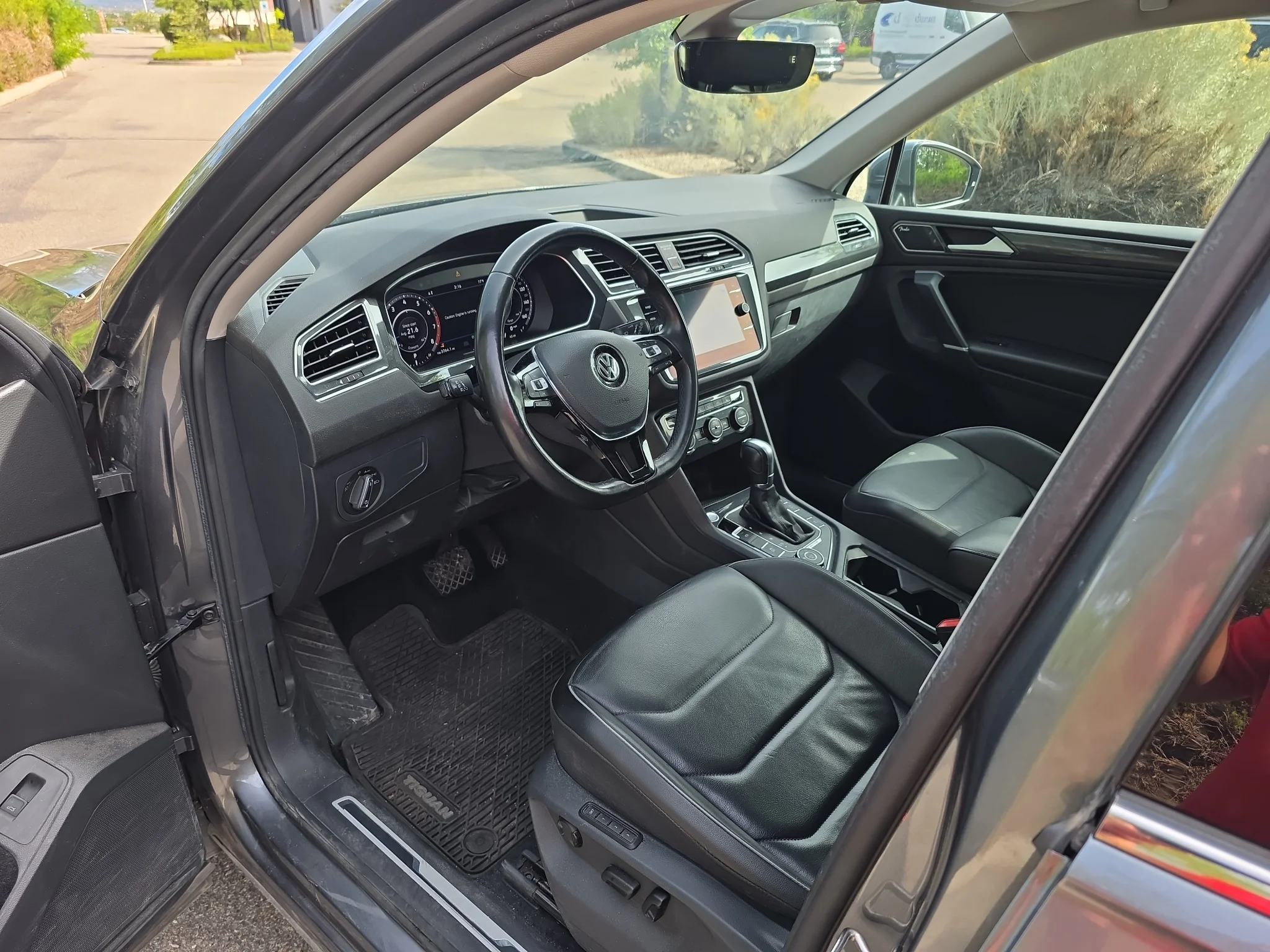 Used 2018 Platinum Gray Metallic Volkswagen SEL Premium image 6