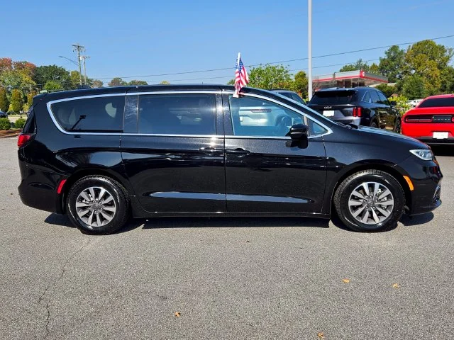 Used 2024 Black Chrysler Select image 6