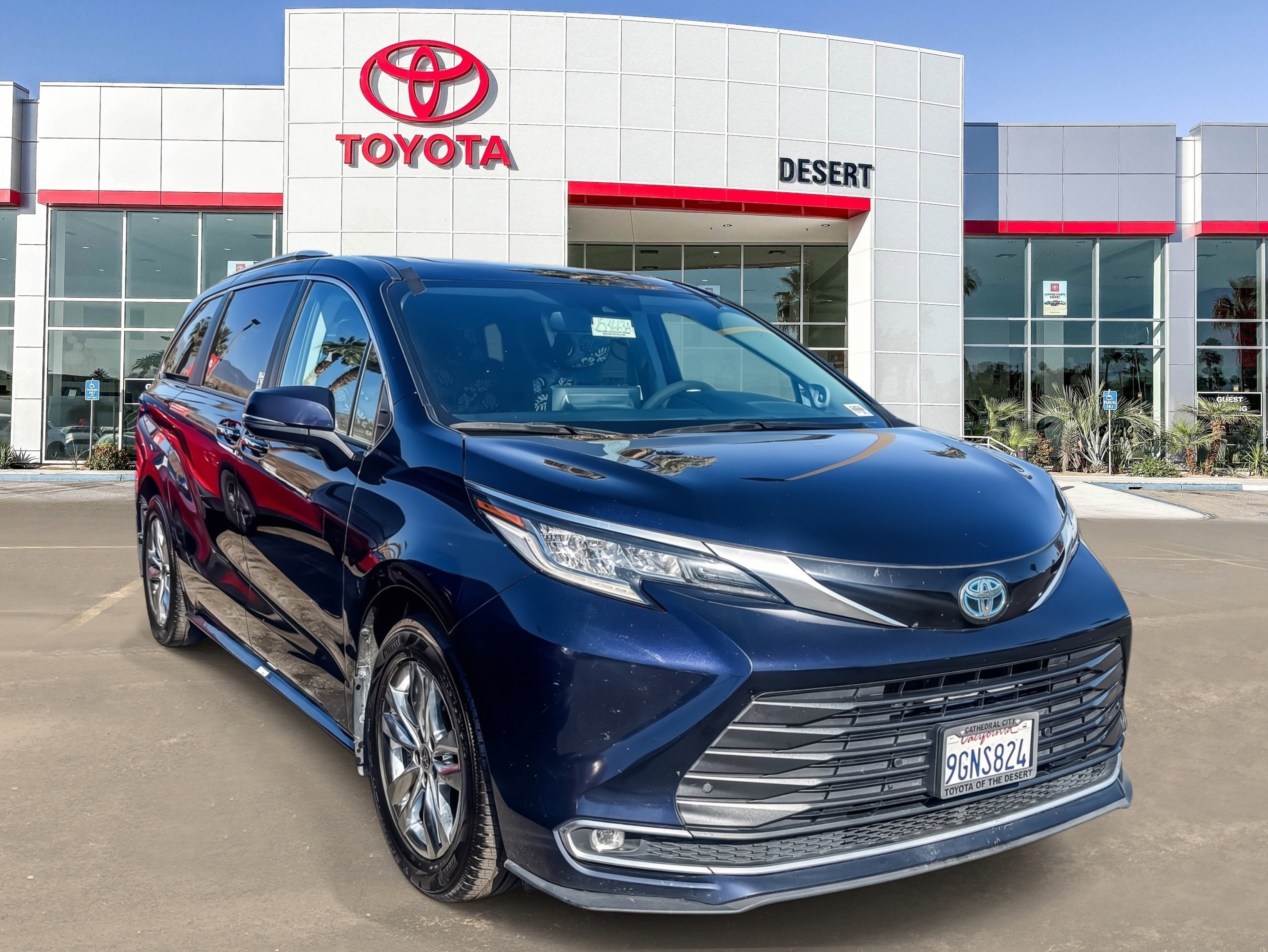 2023 Toyota Sienna Limited 7-Passenger Hybrid AWD's photo