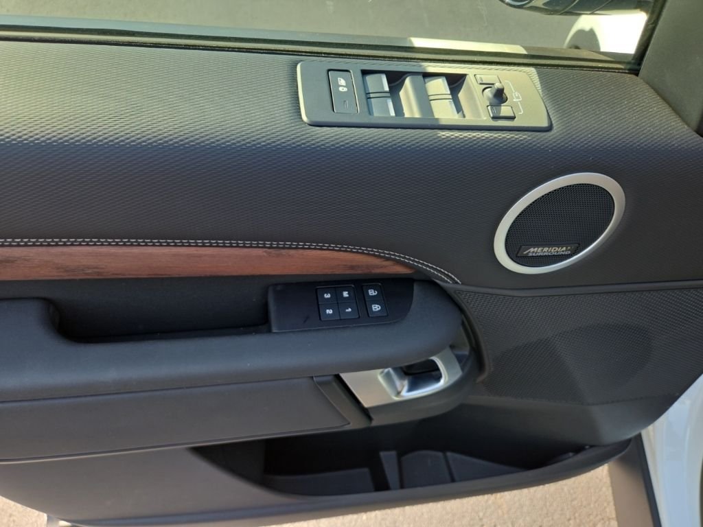 Used 2025 Fuji White Land Rover Dynamic SE image 10