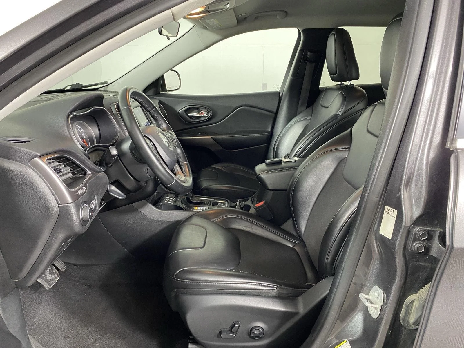 Used 2019 Granite Crystal Metallic Clearcoat Jeep Latitude Plus image 12