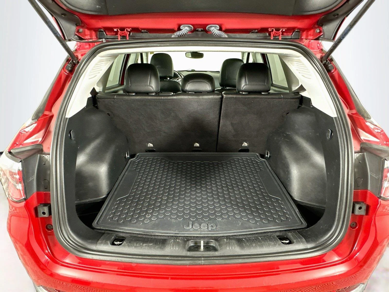 Used 2019 Redline Pearlcoat Jeep Latitude image 26