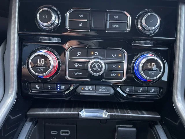 2024 GMC Yukon Denali - Photo 18