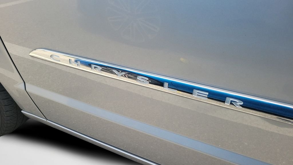 Used 2014 Silver Chrysler S image 12
