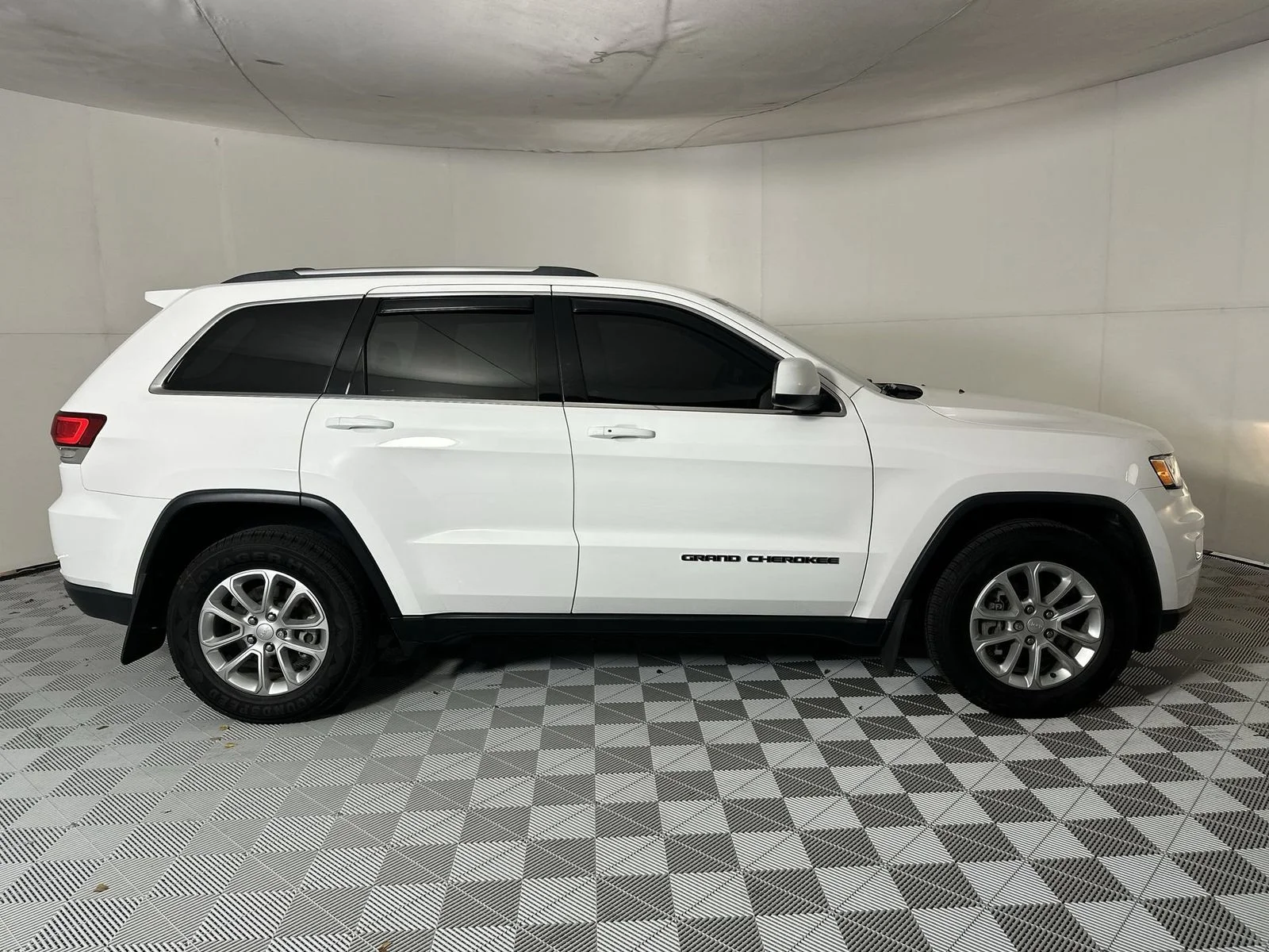 Used 2021 White Jeep Laredo E image 9