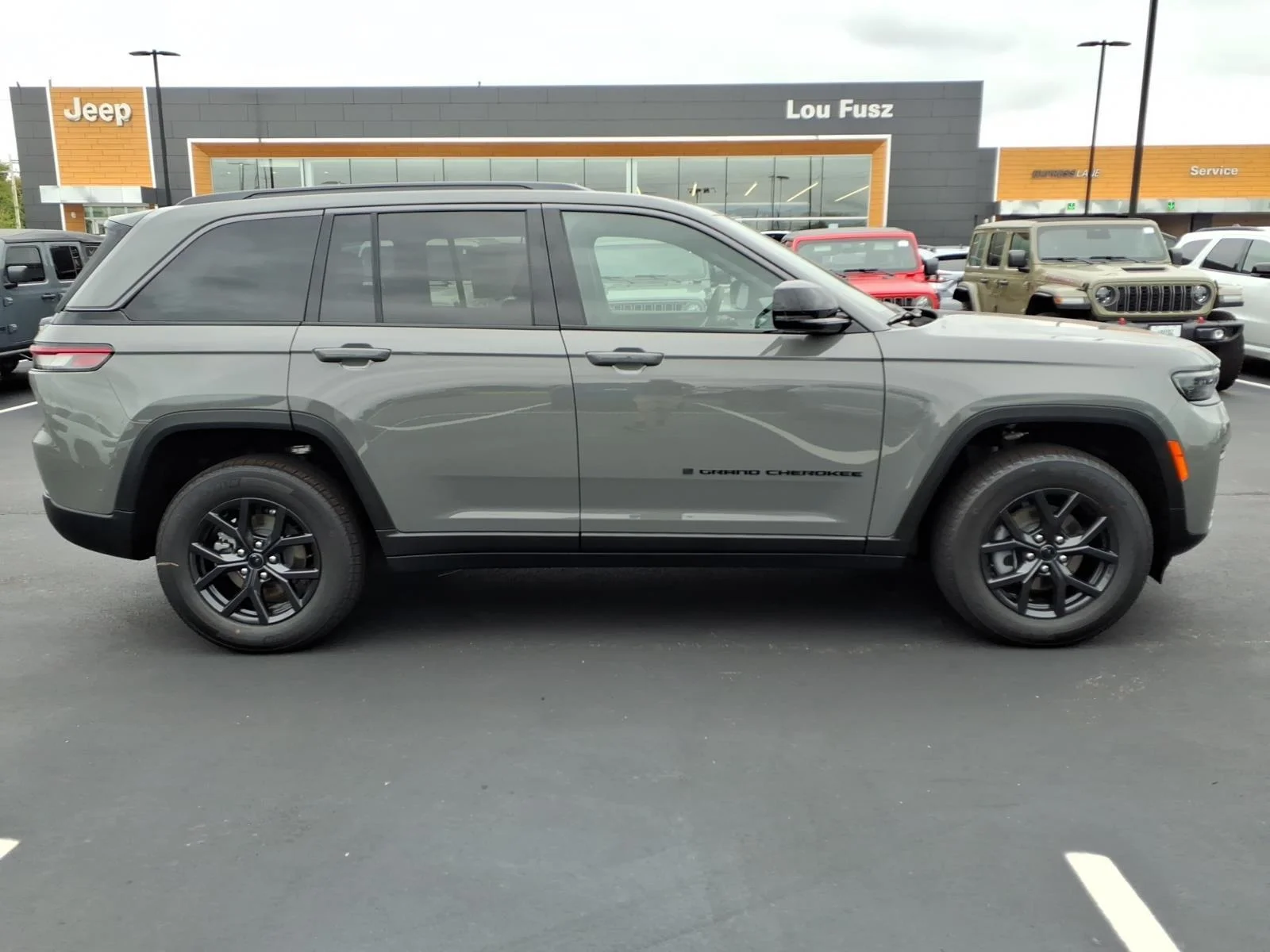 New 2027 Sting-Gray Clearcoat Jeep Laredo Altitude image 17