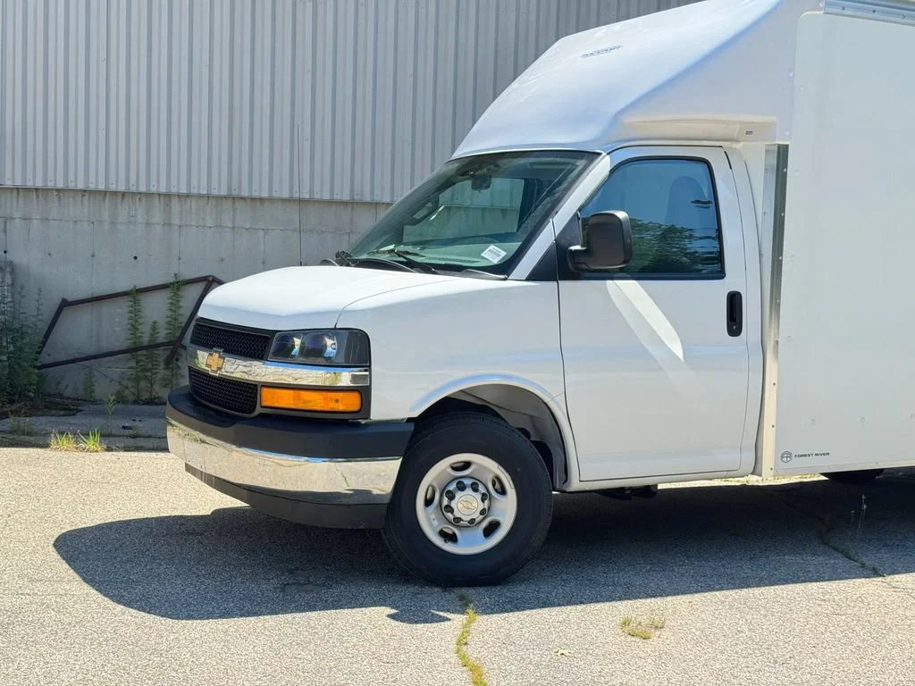 New 2026 Summit White Chevrolet 1WT image 3