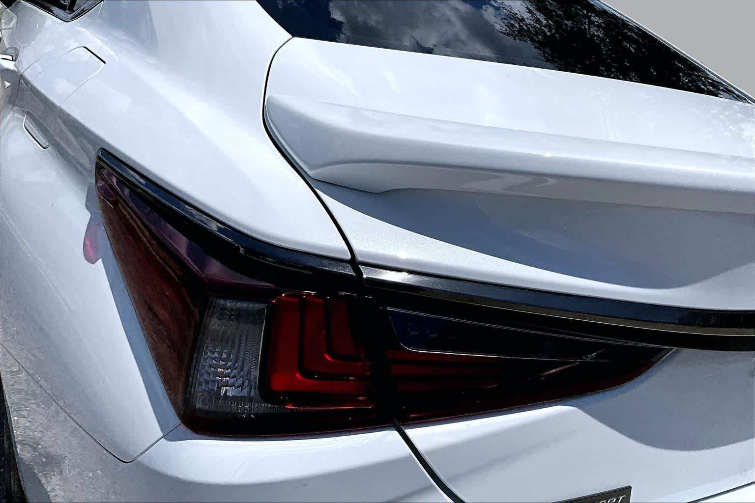 Used 2019 Ultra White Lexus F SPORT image 29