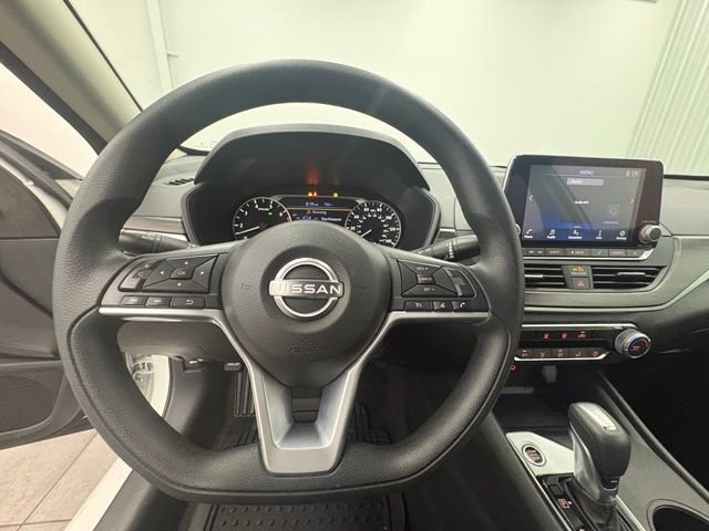 Used 2025 White Nissan 2.5 SV image 19