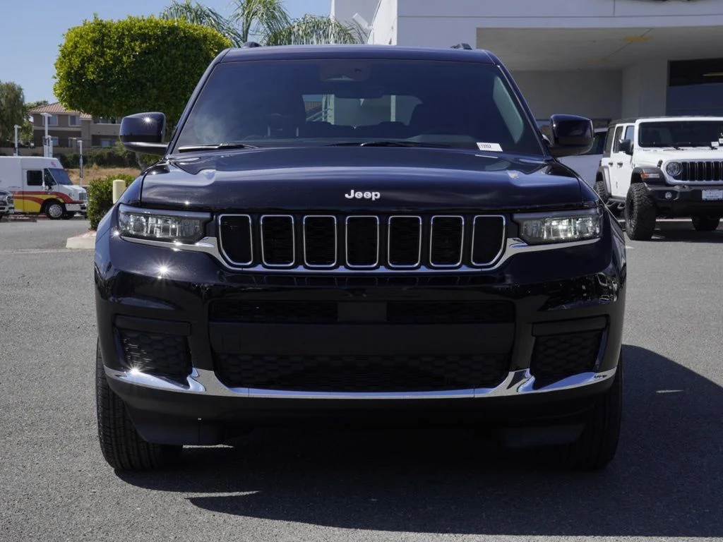 New 2026 Diamond Black Crystal Pearl-Coat Exterior Paint Jeep Laredo image 8